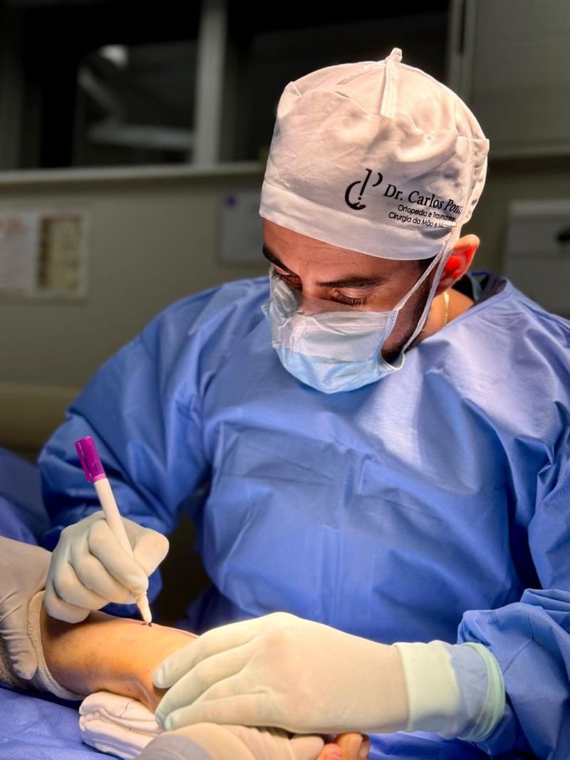 Dr. Carlos Pontual marcando o acesso cirúrgico em uma cirurgia de punho