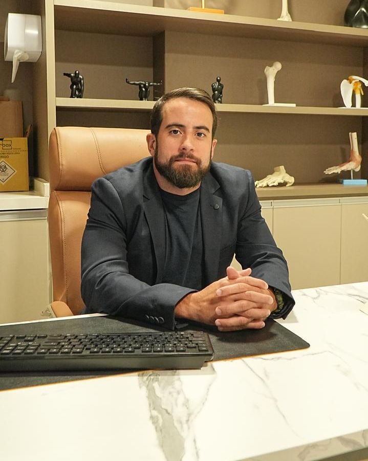 Dr. Carlos Ferri Pontual em seu consultório em Brasília
