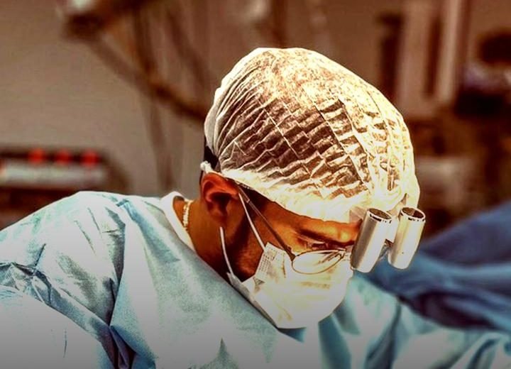Dr. Carlos Pontual em cirurgia com lupas de magnificação