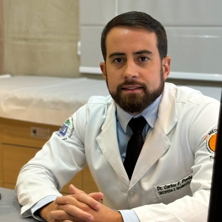 Dr. Carlos Ferri Pontual de jaleco, ortopedista e cirurgião da mão